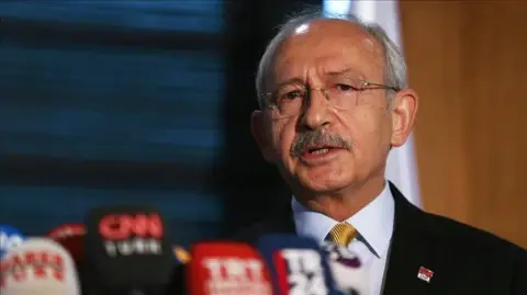 To form a strong alliance, CHP must drive a wedge between AK Party, MHP