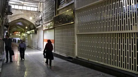 US oil sanctions on Iran threaten ’paralyzed’ economy