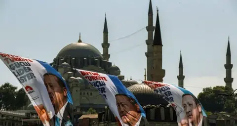 Critical points for the Istanbul rerun polls
