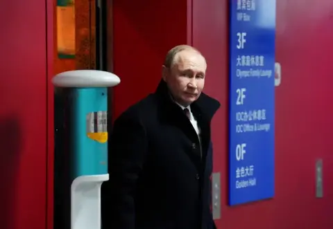 Putin uses West’s obstacles as strategic card