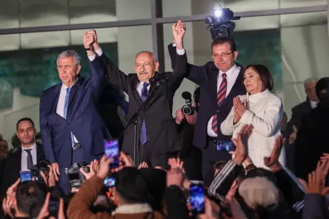 Table for six plus two mayors: An unimaginable ’coalition’