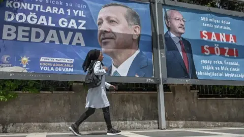 Turkey elections: Erdogan and Kilicdaroglu battle for nationalist vote