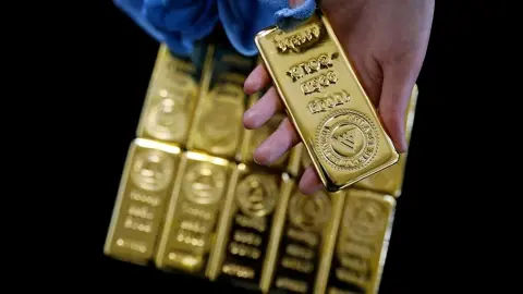 Central Banks Rush to Gold Reserves and the De-dollarization Nexus