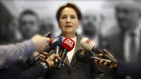Is it possible for Akşener to dare go solo in local elections?