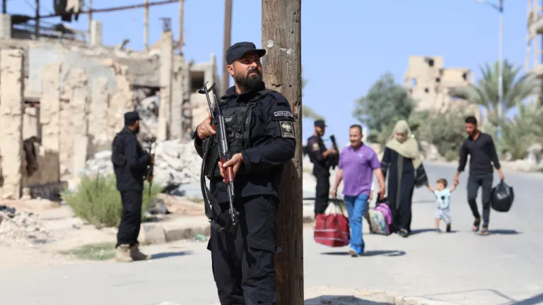 Civilians panic as clashes erupt between Syrian security forces and YPG/PKK in Aleppo