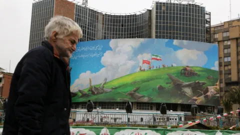 Giant anti-US banner displayed in Iran