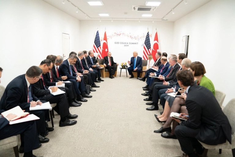 Türkiye Cumhurbaşkanı Recep Tayyip Erdoğan (orta solda), G20 Osaka Liderler Zirvesi kapsamında ABD Başkanı Donald Trump (orta sağda) ile bir araya geldi. Görüşmede, Dışişleri Bakanı Mevlüt Çavuşoğlu (sol 8), Milli Savunma Bakanı Hulusi Akar (sol 6), Hazine ve Maliye Bakanı Berat Albayrak (sol 7) ve MİT Başkanı Hakan Fidan (sol 4), AK Parti Genel Başkan Yardımcısı Cevdet Yılmaz (sol 5), Cumhurbaşkanlığı İletişim Başkanı Fahrettin Altun (sol 2), Cumhurbaşkanlığı Sözcüsü İbrahim Kalın (solda) ve Savunma Sanayi Müsteşarı İsmail Demir (sol 3) de yer aldı.