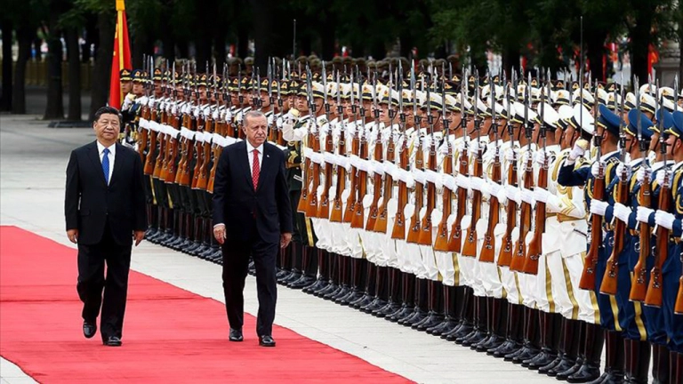 2 Temmuz 2019 | Cumhurbaşkanı Erdoğan, Çin Devlet Başkanı Şi Cinping tarafından resmi törenle karşılandı. İki lider baş başa görüşmenin ardından heyetler arası görüşmeye katıldı. Şahsına ve heyetine gösterilen misafirperverlik için Şi ve Çin halkına teşekkür eden Cumhurbaşkanı, 