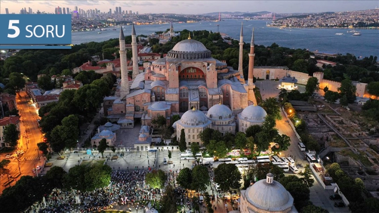 10 Temmuz 2020 | Danıştayın, Ayasofya'nın camiden müzeye dönüştürülmesine dair 24 Kasım 1934 tarihli Bakanlar Kurulu kararını iptal etmesi sonrasında Ayasofya Meydanı'na gelen bir grup vatandaş burada akşam namazı kıldı.