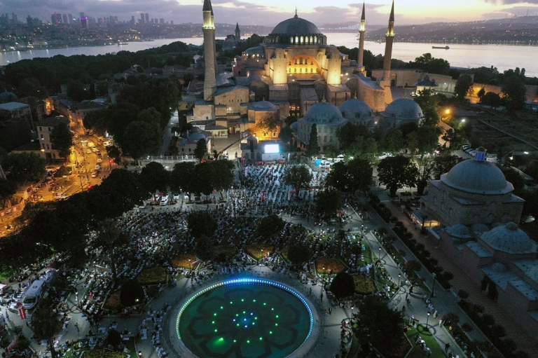 26 Temmuz 2020 | Ayasofya-i Kebir Cami-i Şerifi'nde 86 yıl aradan sonra ikinci sabah namazı da büyük coşkuyla kılındı. Cami içine giremeyen Müslümanlar, namazlarını Ayasofya Meydanı'nda eda etti. (Foto: İstanbul Valiliği)