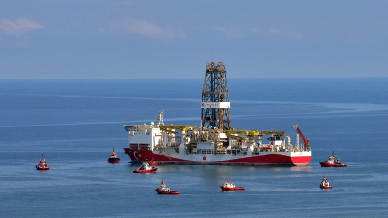 Türkiye tarihinin en büyük doğal gaz keşfini Karadeniz'de gerçekleştiren Fatih Sondaj Gemisi, montaj çalışmalarının ardından Trabzon'dan yola çıkmıştı. Fotoğraf: Ömür Avcı/AA