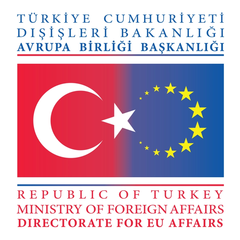 T.C. Dışişleri Bakanlığı AB Başkanlığı Kurumsal logosu | Dışişleri Bakanı Mevlüt Çavuşoğlu, Avrupa'da artan hoşgörüsüzlük ve tahammülsüzlüğe dikkati çekti: Çavuşoğlu, dün video konferans yöntemiyle katıldığı Avrupa Parlamentosu (AP) Dışilişkiler Komisyonu Toplantısında, Türk bayrağı logosuyla ilgili yaşanan gerginliğine ilişkin, buradaki bazı üyelerin logoya sabır gösteremeyip hazmedemediğini söyledi. Avrupa'da artan hoşgörüsüzlük ve ırkçılıktan sonra bu tür gelişmeleri kabul etmediklerini fakat şaşırmadıklarını da dile getiren Çavuşoğlu, AB Bakanlığının, söz konusu logoyu kuruluşundan bu yana kullandığını belirtti. Çavuşoğlu, Türk Bayrağı ve AB Bayrağının birlikte olduğu bu logonun, esasen ikili ilişkilere verilen önemin göstergesi olduğuna işaret ederek, bugüne kadar bu logonun önünde çok sayıda önemli toplantının yapıldığını ve hiçbir itirazın olmadığını hatırlattı. Buna karşılık, söz konusu logoya ilişkin memnuniyetini dile getiren çok sayıda üst düzey AB yöneticisi ve parlamenterin de olduğuna işaret eden Çavuşoğlu, 