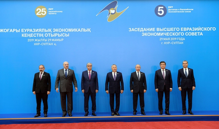 29 Mayıs 2019 | Kazakistan'ın başkenti Nur Sultan'da düzenlenen Avrasya Yüksek Ekonomik Konseyi (AYEK) toplantısına, Kazakistan'ın kurucu Cumhurbaşkanı Nazarbayev (ortada), Cumhurbaşkanı Kasım Cömert Tokayev (sol 3), Rusya Devlet Başkanı Vladimir Putin (sağ 3), Kırgızistan Cumhurbaşkanı Sooronbay Ceenbekov (sağ 2), Belarus Cumhurbaşkanı Aleksandr Lukaşenko (sol 2) ve Ermenistan Başbakanı Nikol Paşinyan (solda) katıldı. (Foto: AA) 