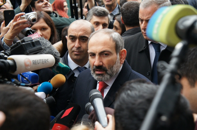 10 Aralık 2018 | Ermenistan'da yaşanan siyasi kriz ve toplumsal olayların ardından yapılan erken milletvekili seçimi için halk sandık başına gitti. Ermenistan'da nisan ayındaki gösterilerden sonra başbakanlık koltuğuna oturan Nikol Paşinyan da bir anaokulunda oy kullandı. Paşinyan, basın mensuplarına açıklamalarda bulundu. Erken milletvekili seçiminin galibi, oyların yüzde 70,4'ünü alan Geçici Başbakan Nikol Paşinyan önderliğindeki 