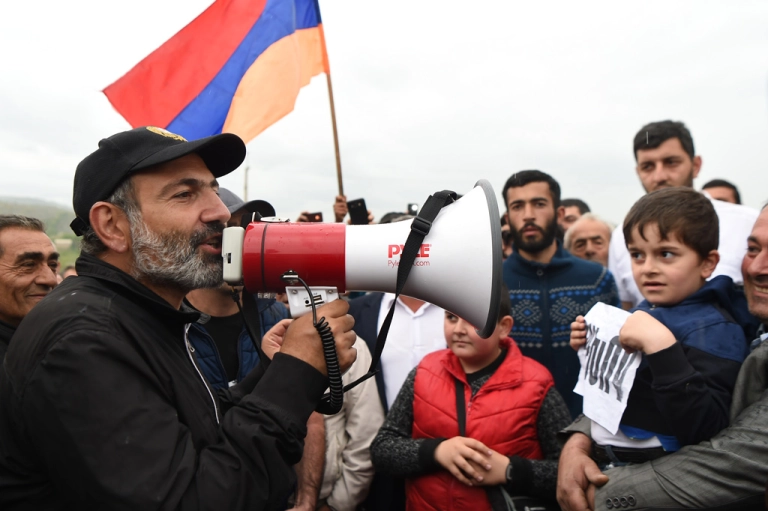 27 Nisan 2018 | Ermenistan'da muhalifler, Serj Sarkisyan'ın başbakanlıktan istifa etmesinden sonra yine meydanlarda toplandı. Muhalif hareketin lideri milletvekili Nikol Paşinyan (solda) da yürüyüşe katıldı. (Foto: Hayk Baghdasaryan / AA)