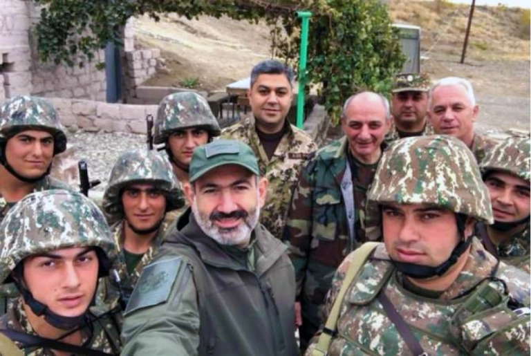 Başbakan Vekili Nikol Paşinyan Karabağ’da işgal güçleriyle birlikte 4 Kasım 2018'de cephede çekip sosyal medyada paylaştığı fotoğraf.