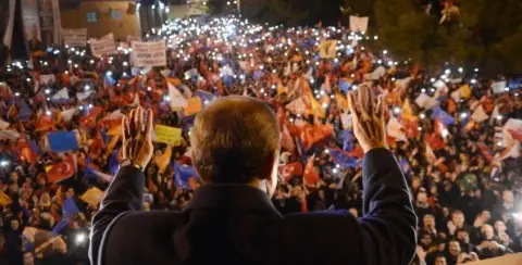 AK Parti ve Siyasi Meşruiyete Operasyon