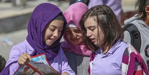 Başörtülü Çocuk...