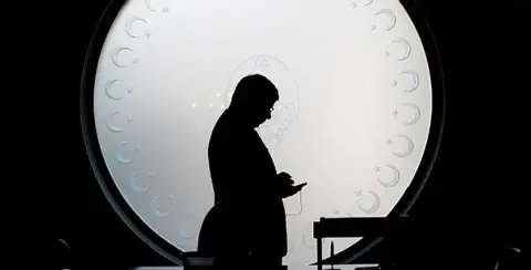Davutoğlu Neyi Sembolize Ediyor?