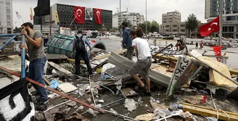 Su Akar, Kum Kalır