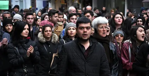 Toplumsal Alanda Var Olmak mı, Siyaset Sahnesinde Tutunmak mı?