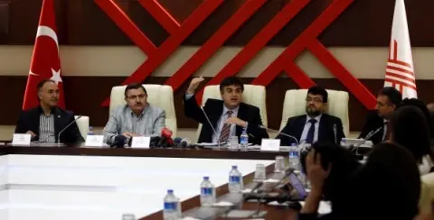 Üniversite Atamalarında Üç Maymunu Oynamak