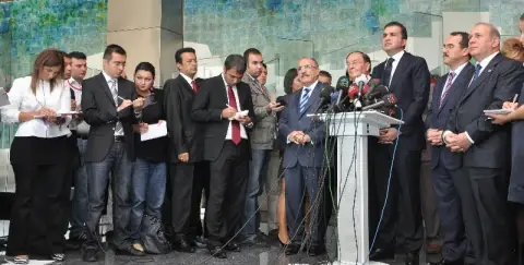 Uzlaşma ile Eski Türkiye Makasında Yeni Anayasa