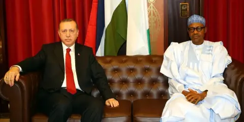 Siz Kumda Oynarken Türkiye...