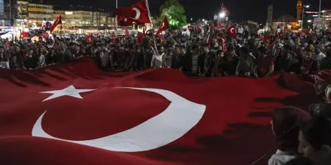 Sizinkiler Tökezledi, Bizimkiler Destan Yazdı