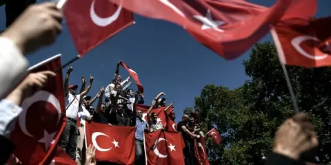 Şeytan Sağdan da Yaklaşır Soldan da