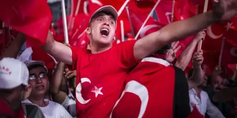Toplum Eski Sistemi İstemediğini Haykırdı