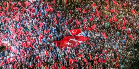 Şarlatanın Canı Darbe Çekmiş