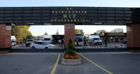 Bir Garip Oyunun Figüranları ve Senaristi
