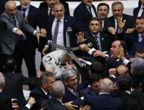 Millet Geliyor