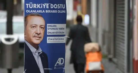Göçmen Oylarının Belirleyicisi İdeoloji Değil Psikoloji