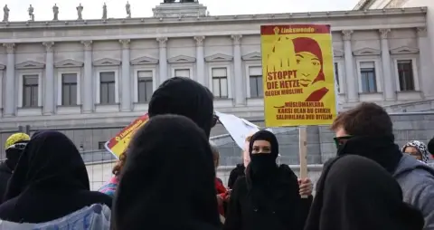 Avrupa’da Burka, Nikab, Burkini Yasakları ve İslamofobi