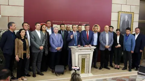 Siyaset Yok Şov Var