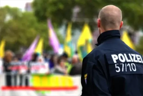 Neden HDP’ye Serbest de AK Parti’ye Yasak?