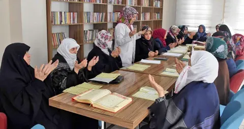 Analiz: Türkiye’de Yetişkin Kadınlara Yönelik Kur’an Kursları | Politika ve Uygulama Önerileri