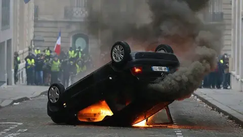 Macron Yalnız Kalmayacak!