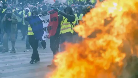 Macron Yoksulların Yükünü Arttırdı, Zenginlerin Hafifletti