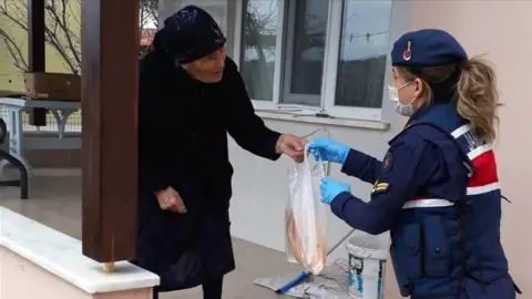 Perspektif: Koronavirüs Salgınında Yaşlılar Nasıl Hedef Haline Geldi?