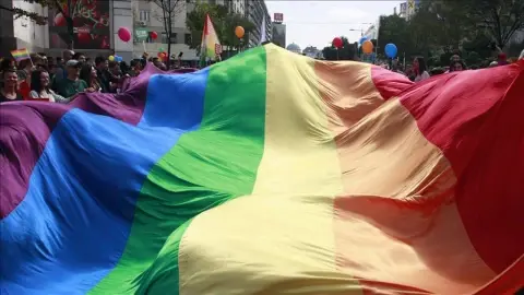 Kadın ve Gay “İmamlı” Yeni “Camiler”