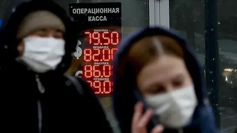 Rus Ekonomisine Darbe Vuran Kovid-19 Siyasi Krize de Kapı Aralıyor