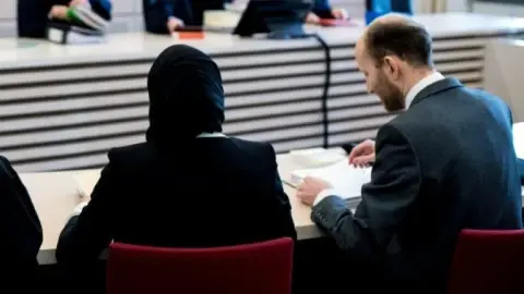 Başörtüsü Kendiyle Halleşiyor