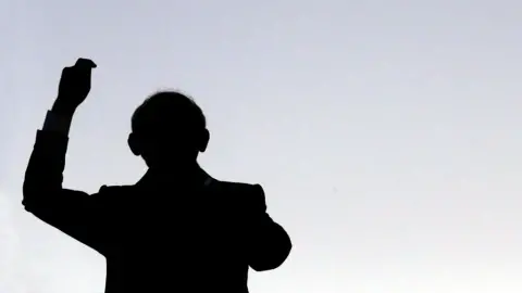 "Terör Nereden Gelirse Gelsin"ciler ve Zafer İşareti Yapan HDP Vekili!