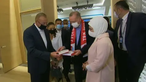 Cumhurbaşkanımız Recep Tayyip Erdoğan’ın Azerbaycan Cumhurbaşkanı İlham Aliyev’e SETA Takdimi