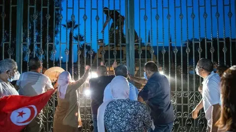 Arap Devrimlerinin Umut Ülkesi Tunus’ta Siyasi Kriz