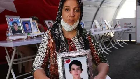 Uzmanlara Göre, Batı Medyası PKK ile Suç Ortaklıkları Alenileşmesin Diye Diyarbakır Annelerini Görmüyor