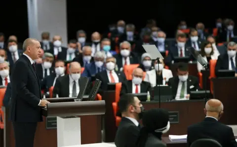 Erdoğan’ın Muhalefete İki Meydan Okuması: Yeni Anayasa ve “Kürt Sorunu”